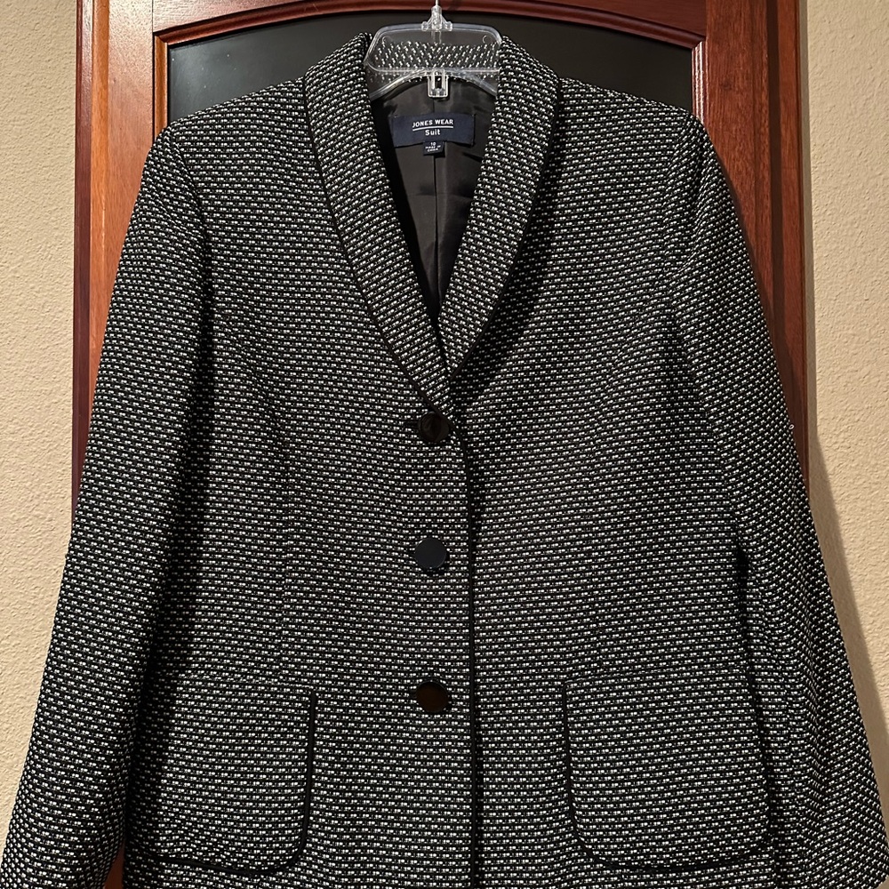 Jones Wear Elegant Black Suit
